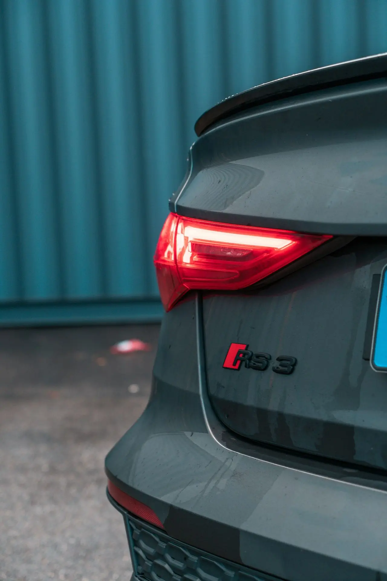 a close up of the tail light of a car